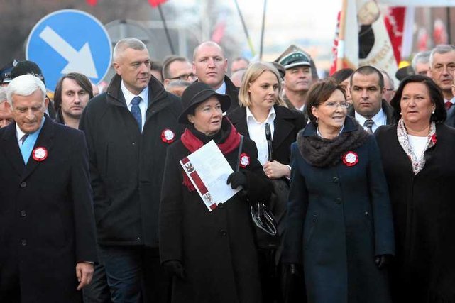 Roman Giertych w towarzystwie działaczy Platformy Obywatelskiej świętuje 11 listopada