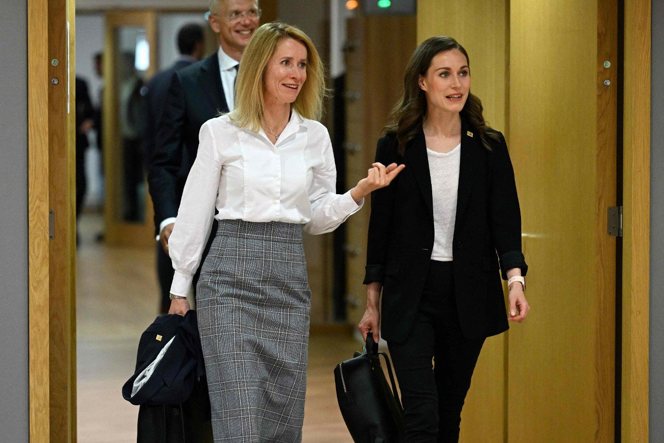 Premier Estonii i premier Finlandii, za nimi premier Łotwy. To zdjęcie wzbudziło duże zainteresowanie.