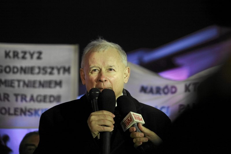 Jarosław Kaczyński w kolejną miesięcznicę katastrofy smoleńskiej dziękował Antoniemu Macierewiczowi