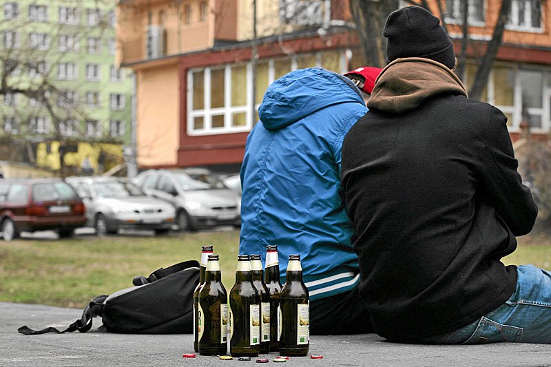 Picie piwa pod chmurką zawsze jest nielegalne?