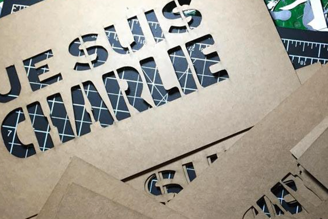 Wzorniki "Je Suis Charlie" dla ulicznych graficiarzy.