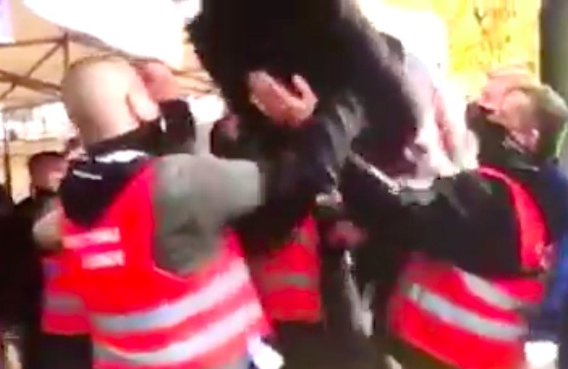 Wyrok TK ws. aborcji. Kaja Godek podrzucana do góry z radości.