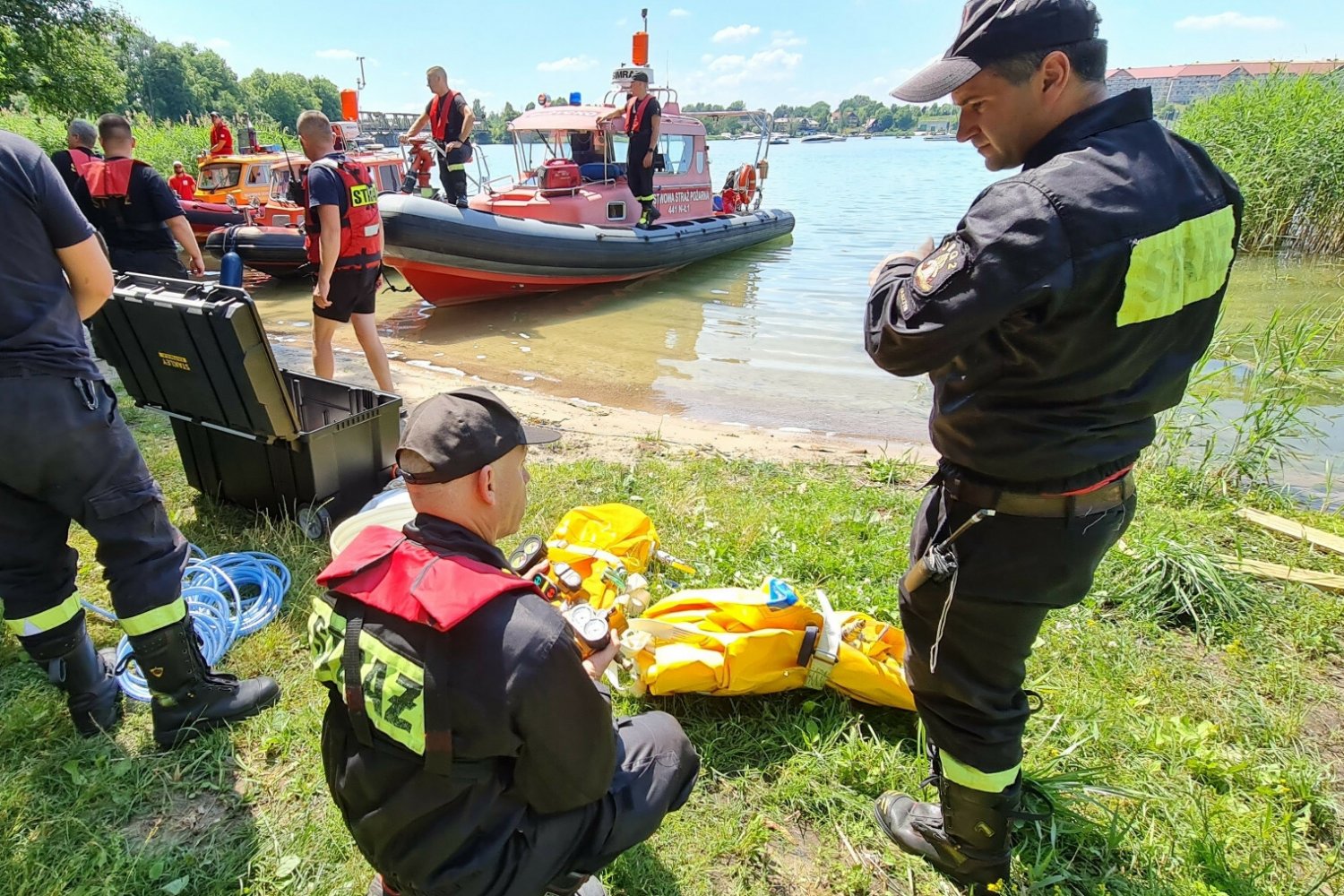 Służby przy pracy nad jeziorem Tałty. Zdjęcie ilustracyjne.