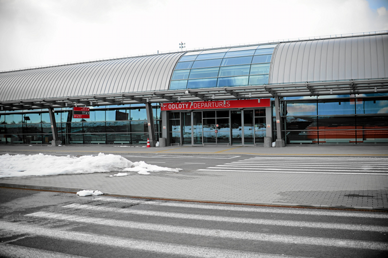 Lotnisko w Modlinie nadal pozostaje puste.