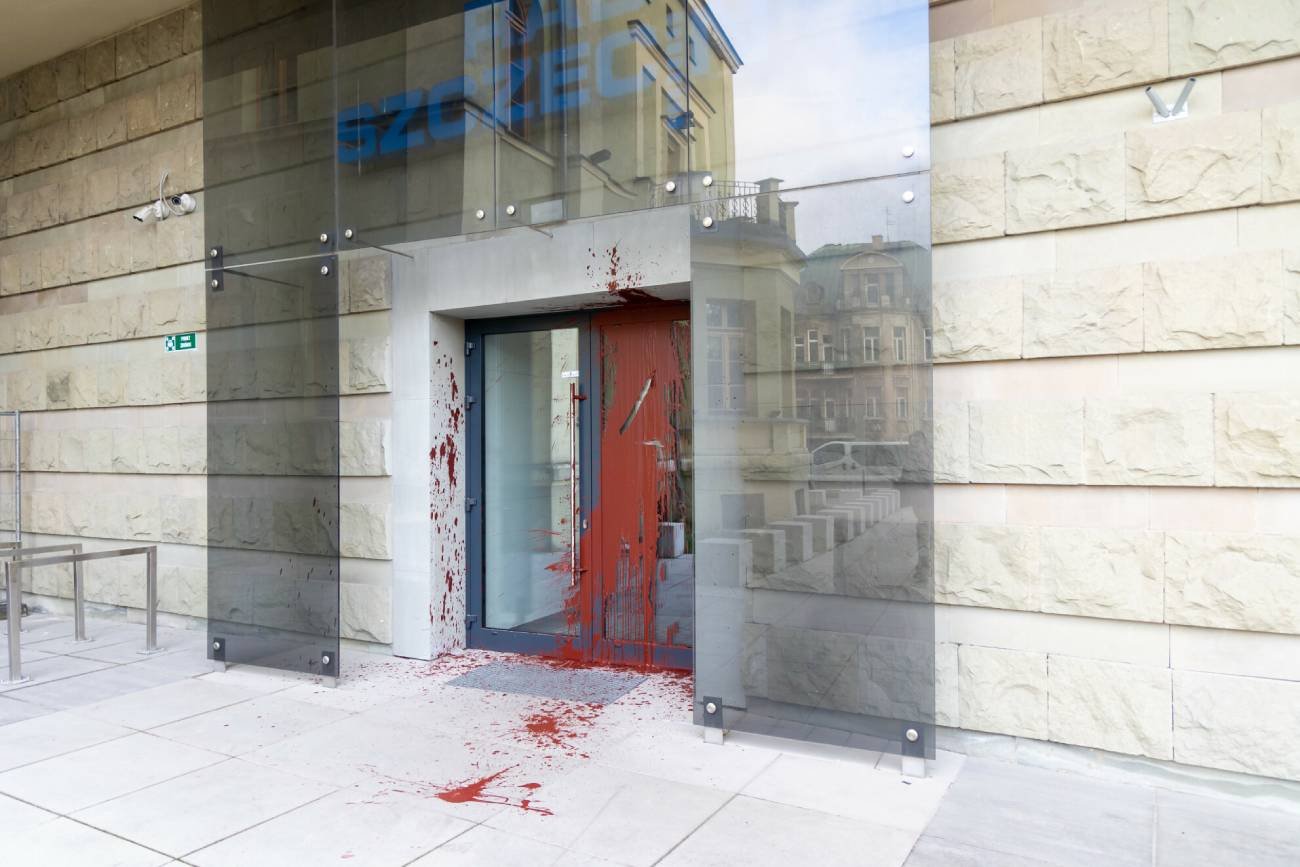 Drzwi do Radia Szczecin oblane czerwoną farbą