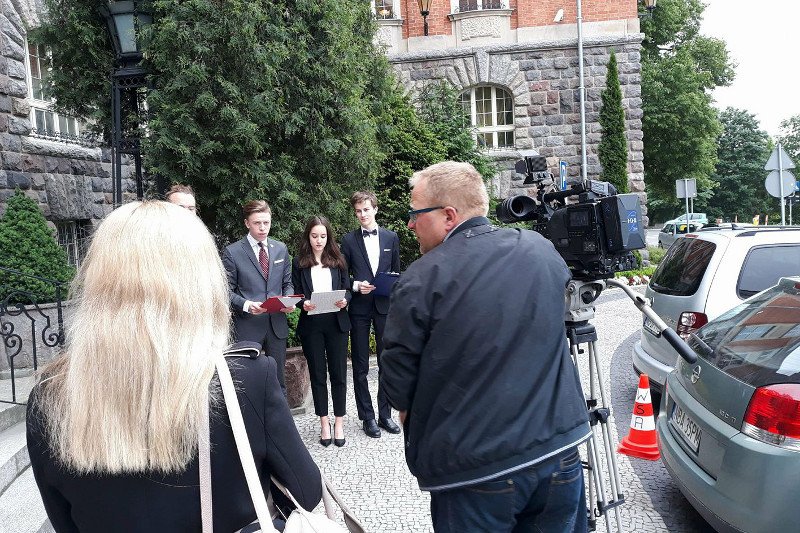 Członkowie Młodej Prawicy z Olsztyna protestują przeciwko obradom Parlamentu Dzieci i Młodzieży na Uniwersytecie Warszawskim.