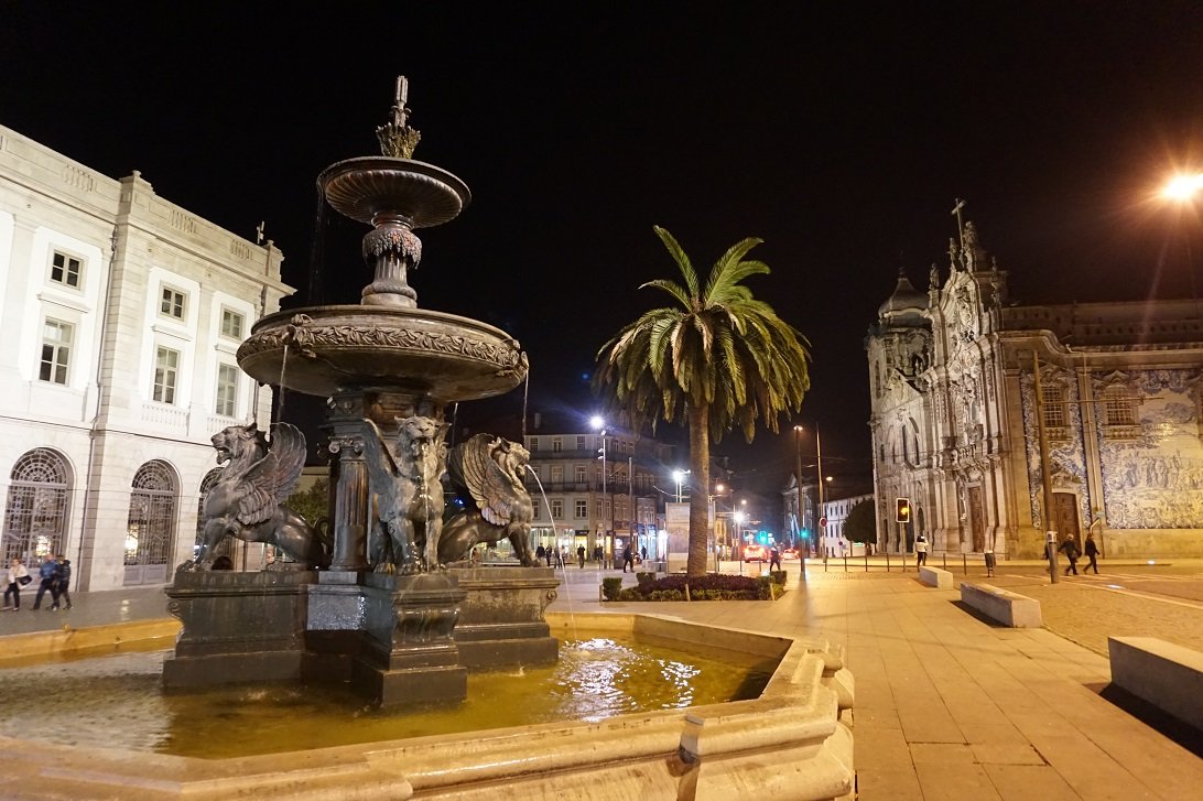 Gryfy na fontannie przed uniwersytetem w Porto.