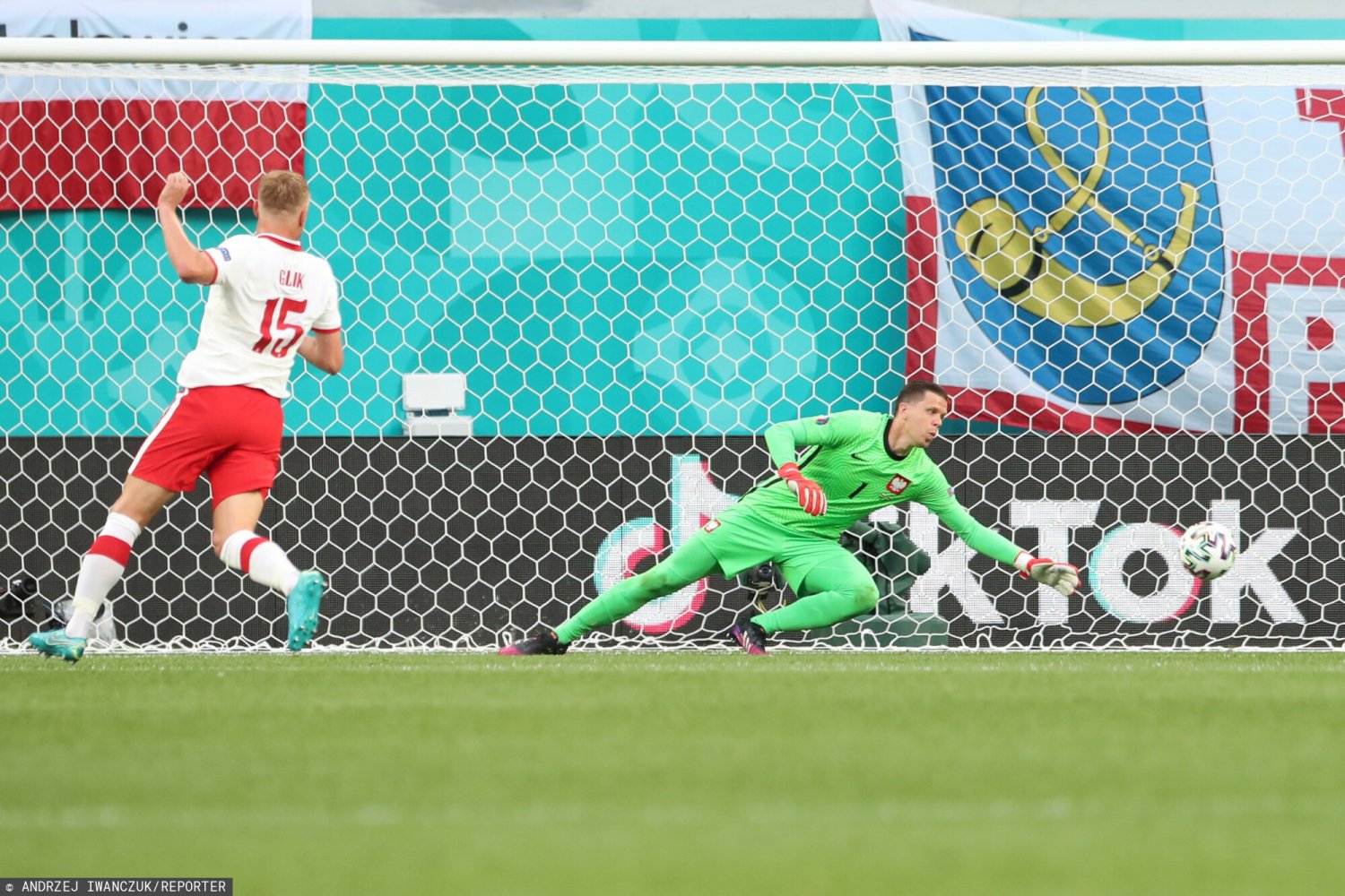 Oto samobójczy gol Wojciecha Szczęsnego ze Słowacją na Euro 2020.