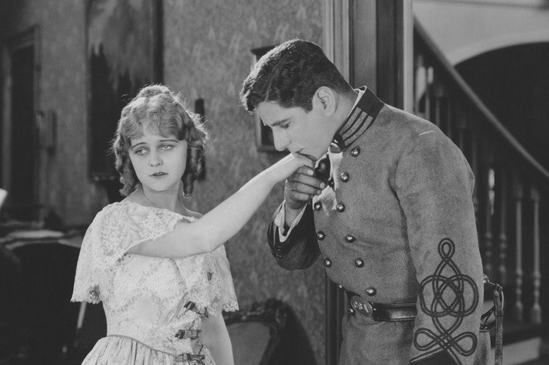 Obecnie całowanie kobiety w dłoń sytuacji biznesowej jest niedopuszczalne/