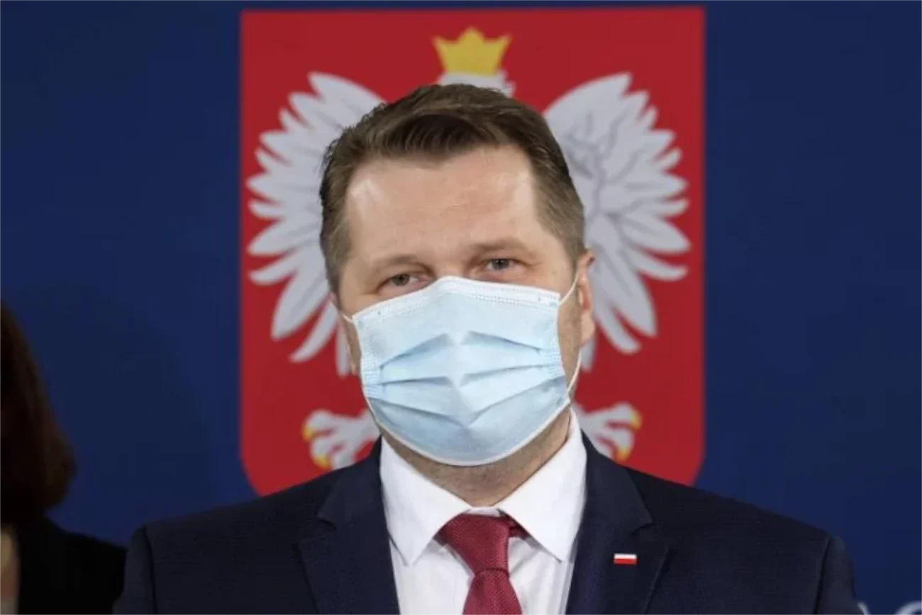 Przemysław Czarnek podpisał rozporządzenie, które przywraca naukę stacjonarną w szkołach.