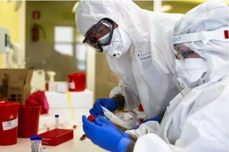 Pfizer podał wstępną datę wprowadzenia do sprzedaży leku na covid-19.