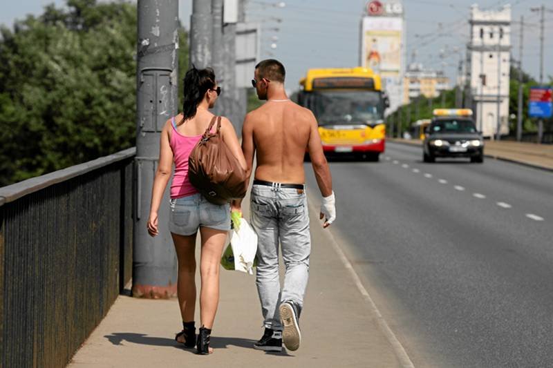 Chłopak z dziewczyną na moście Poniatowskiego w Warszawie