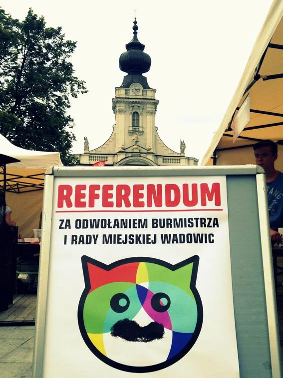 Władze Wadowic od 20 lat opierają się demokracji. Głównie dzięki umiejętnemu "rozgrywaniu" partii ogólnopolskich. Na plakacie symbol lokalnej polityki - Kocicho, czyli szef lokalnej PO.