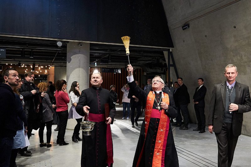 Abp Głódź poświęcił MIIWŚ na początku maja, niedługo po tym jak dyrektorem został dr Nawrocki - wykonawca scenariusza J. Kaczyńskiego.