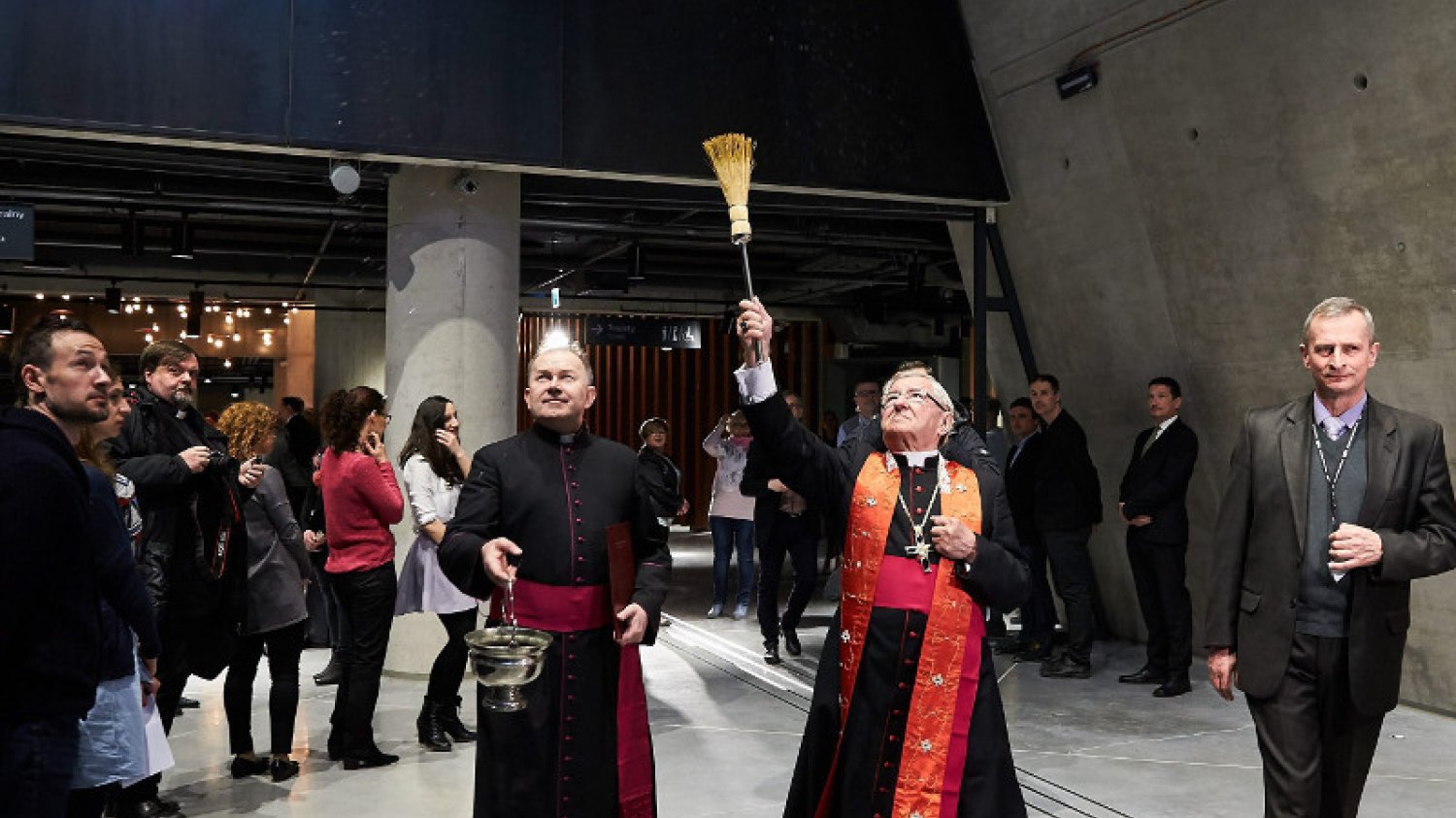 Abp Głódź poświęcił MIIWŚ na początku maja, niedługo po tym jak dyrektorem został dr Nawrocki - wykonawca scenariusza J. Kaczyńskiego.