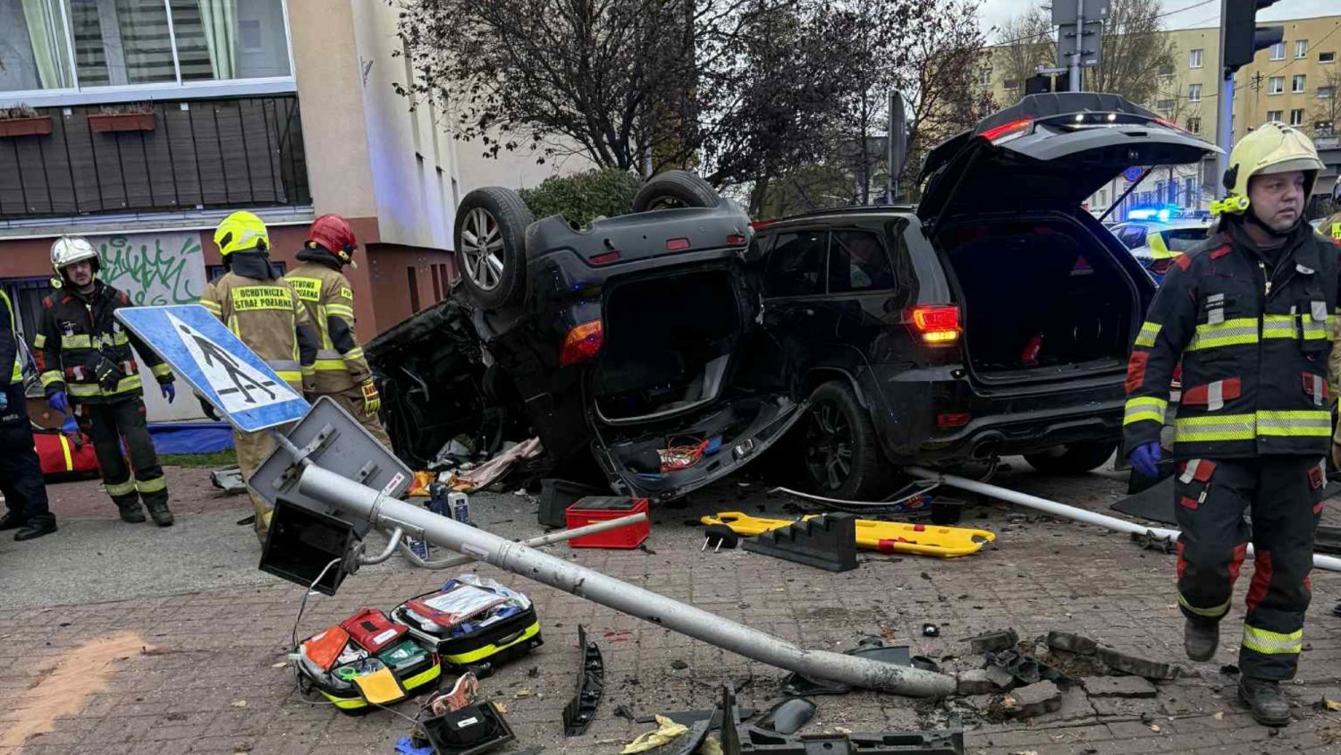 Koszmarny wypadek w Pruszkowie. Auto dachowało, ucierpiały dzieci