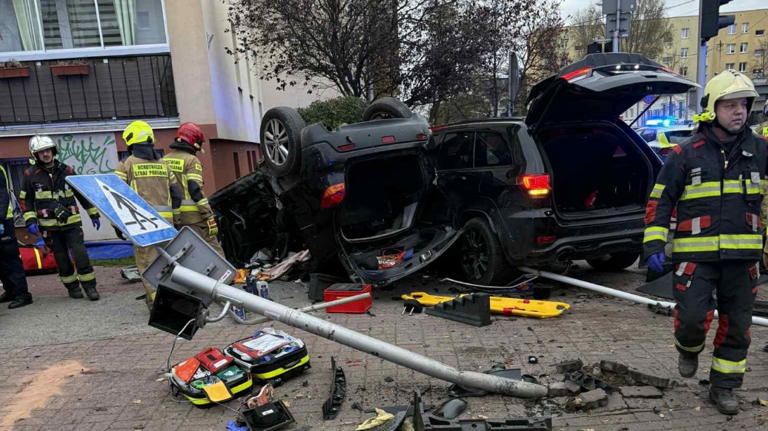 Koszmar w Pruszkowie. Auto po zderzeniu dachowało, ucierpiały dzieci