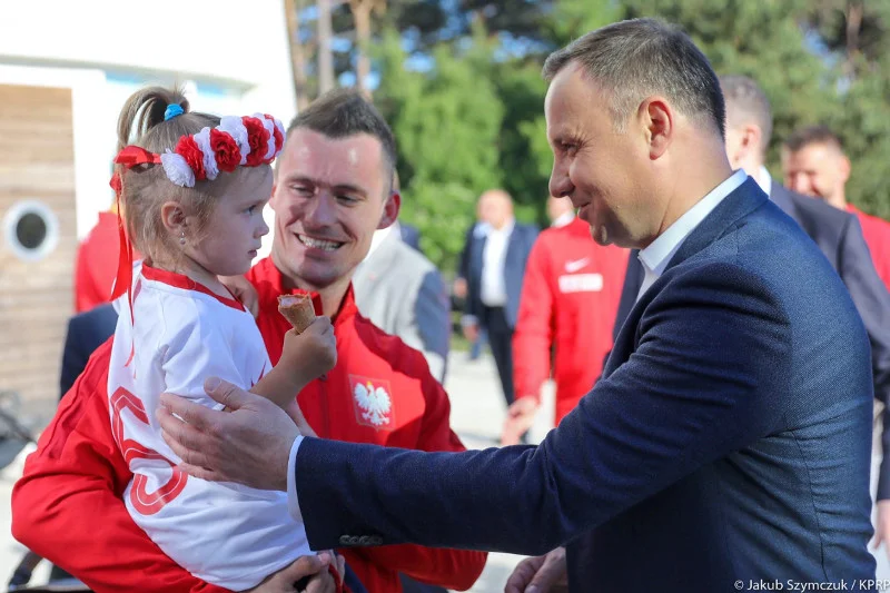 Jeszcze nie tak dawno temu politycy grzali się w blasku bijącym od naszych piłkarzy. Po przegranych meczach nie spotkał się z nimi ani prezydent, ani premier, ani minister sportu.
