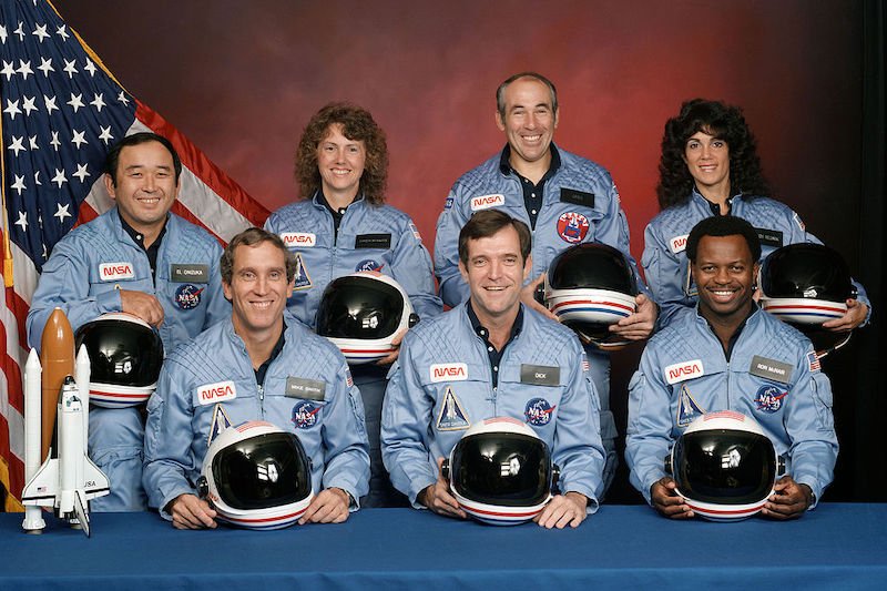 W katastrofie Challengera zginęła cała załoga. Na pierwszym planie, od lewej: Michael John Smith, Francis Scobee, Ronald McNair. W drugim rzędzie, od lewej: Ellison Onizuka, Christa McAuliffe, Gregory Jarvis, Judith Resnik.
