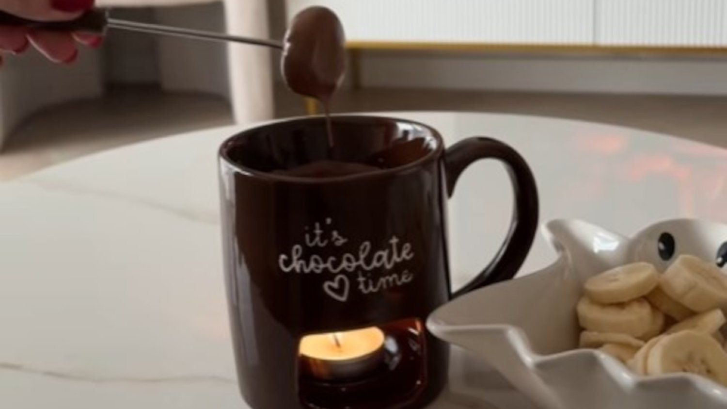 W Action znów można kupić tani kubek do czekoladowego fondue. Czy warto? Kubek do czekoladowego fondue to hit Action. Jak się go używa?