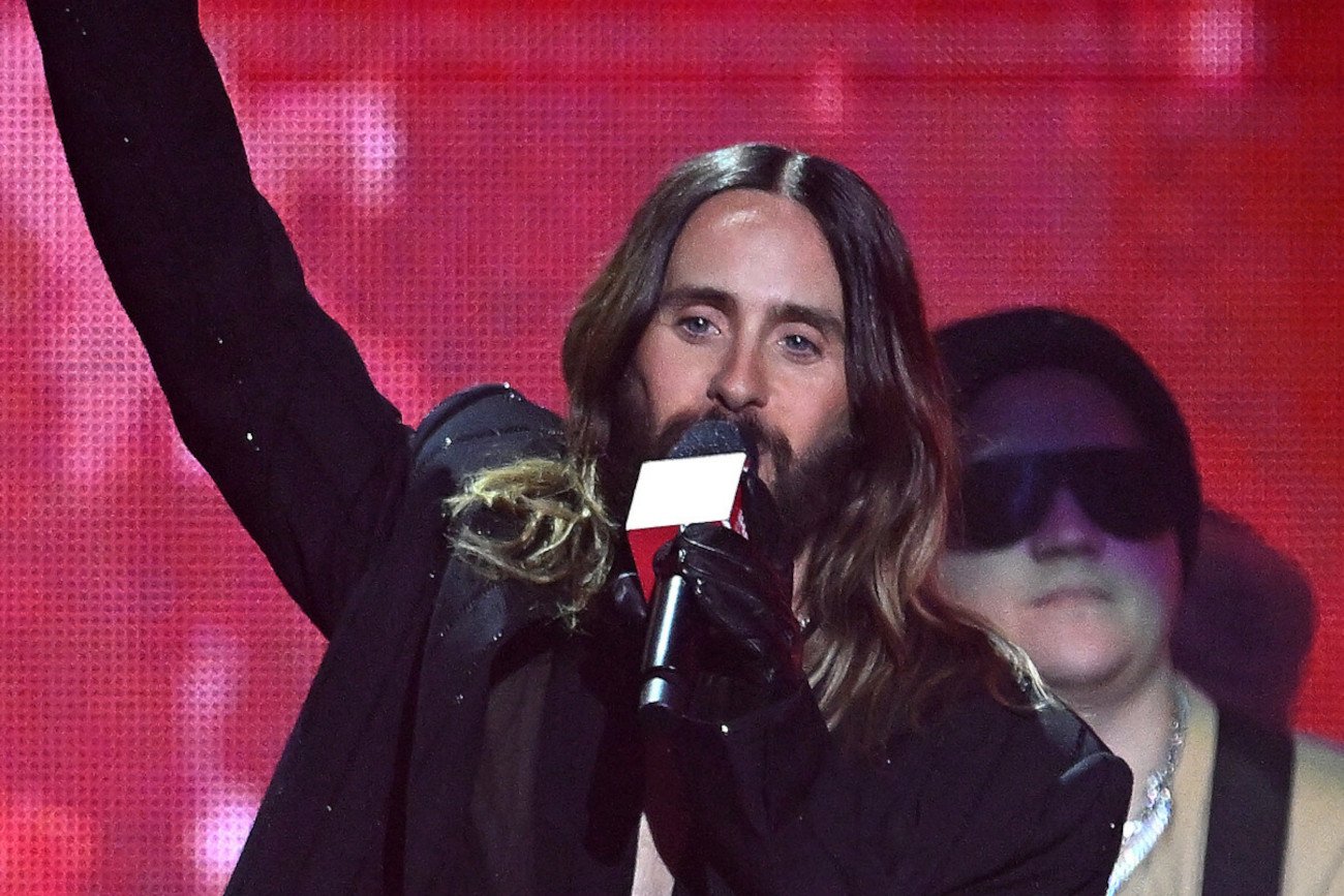 Jared Leto dał darmowy koncert na krakowskim rynku. Od fana dostał wielkiego pieroga.