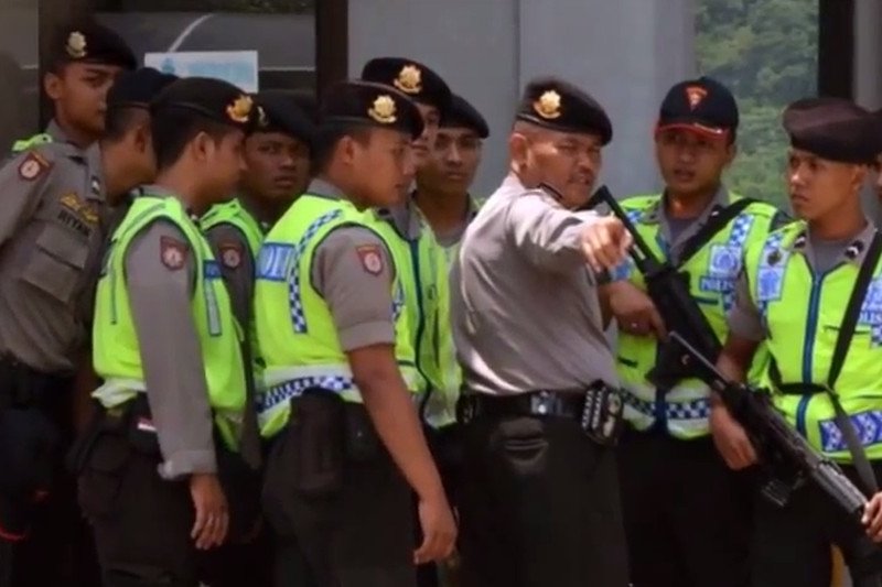 Indonezyjska policja zabezpiecza miejsce egzekucji.