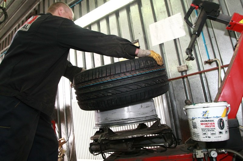 Za wymianę opon w czasie epidemii koronawirusa można dostać mandat.