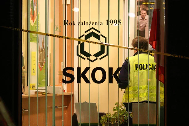 Działania władzy w sprawie SKOK coraz bardziej przypominają "tekturowe" państwo z czasów afery Amber Gold.