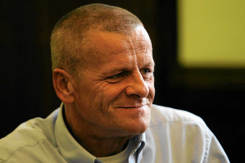 Kapitan Tomasz Cichocki znowu chce opłynąć świat bez zawijania do portu.