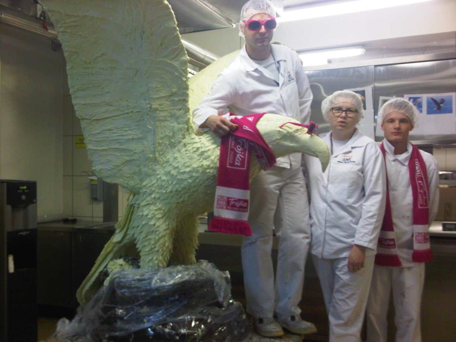 Orzeł z białej czekolady przygotowywany na akcję "Orzeł może"