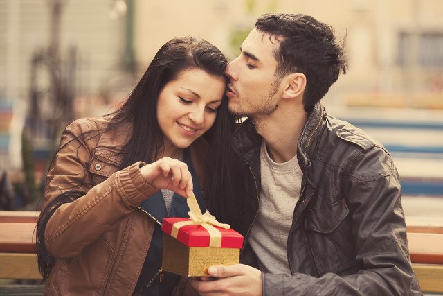 Rozważni czy romantyczni? Polacy w Walentynki zachowują zdrową równowagę.