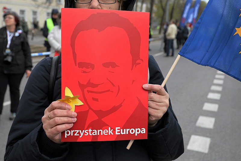 Działacze KOD rozdawali na Dworcu Centralnym w Warszawie takie portrety Donalda Tuska. Konkurencji PO szybko skrytykowali ich kolor.