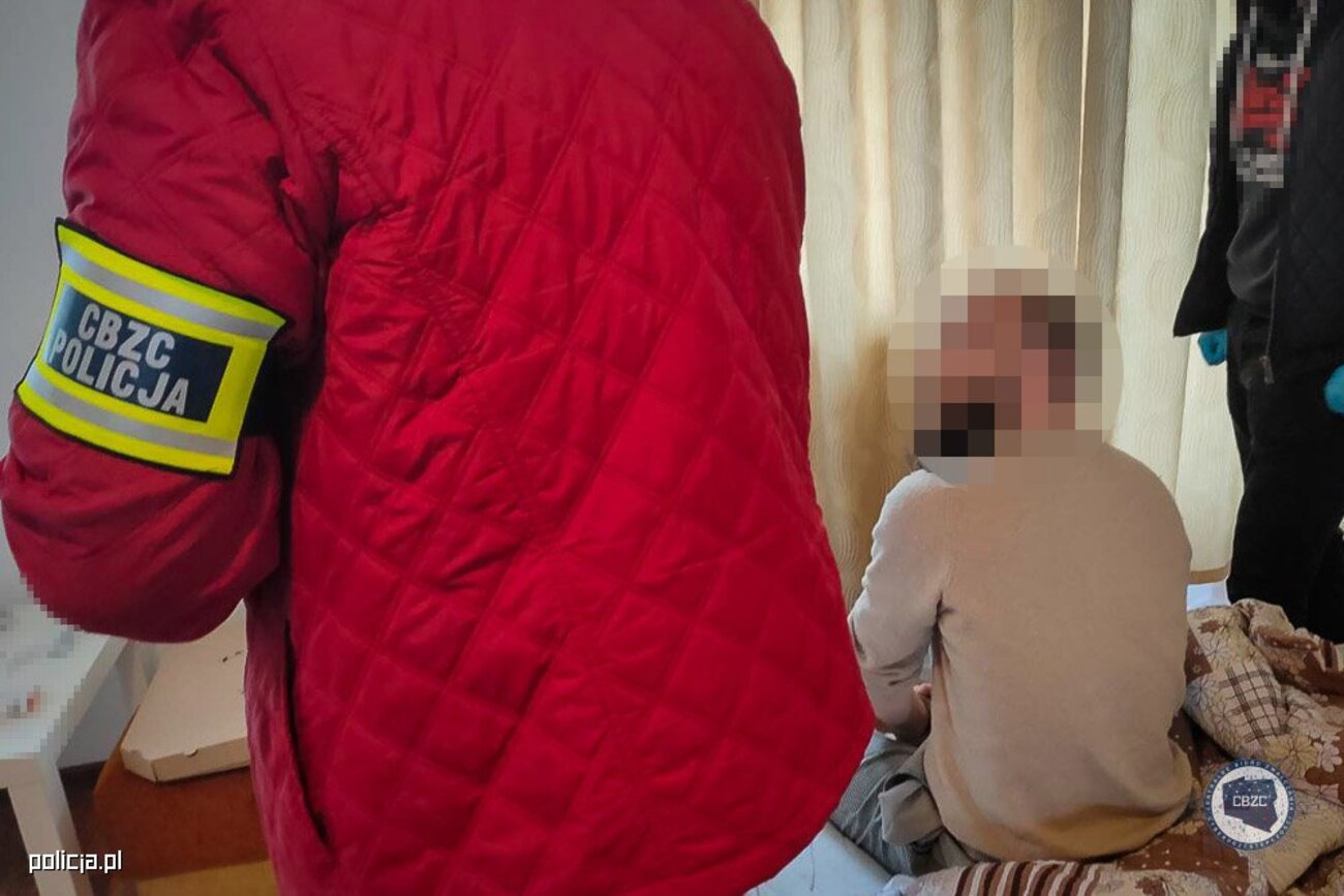 29-latek został zatrzymany pod zarzutem oszustw internetowych. Grozi mu do ośmiu lat pozbawienia wolności.