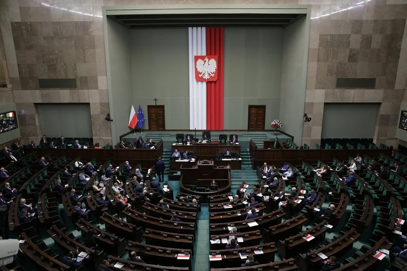 Posłowie przegłosowali ustawę o podwyżkach.