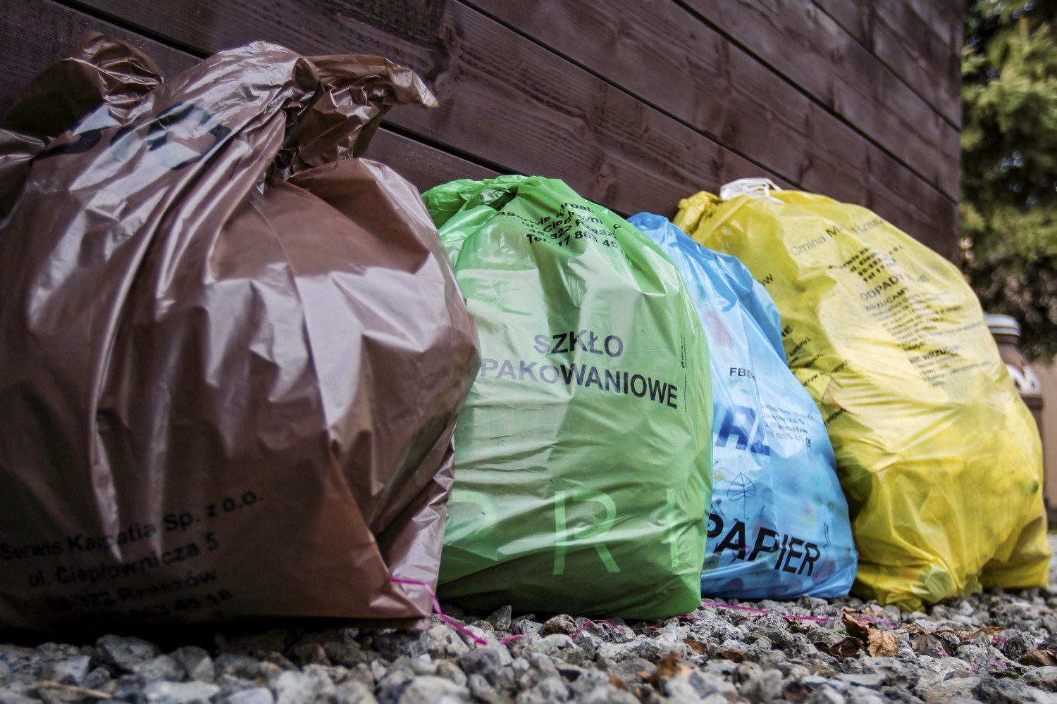 Mieszkańcy muszą wyrzucać śmieci do nowego, szarego worka. Gmina zapowiada kontrole i kary