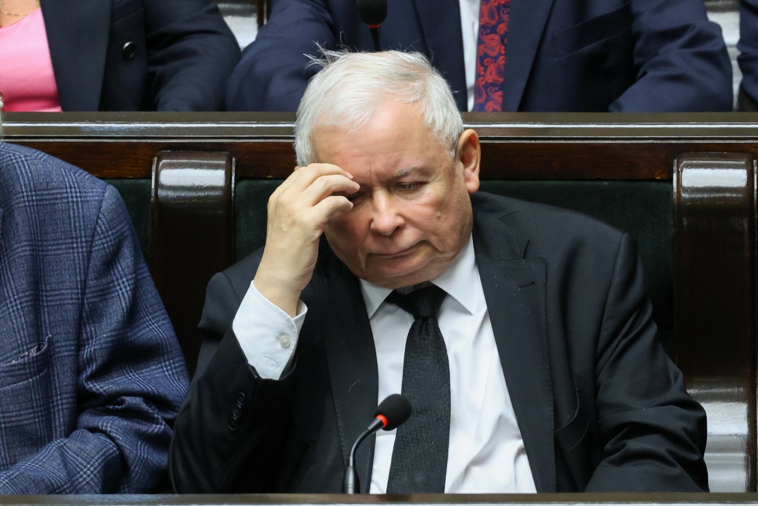 Jarosław Kaczyński sam niszczy swój mit?