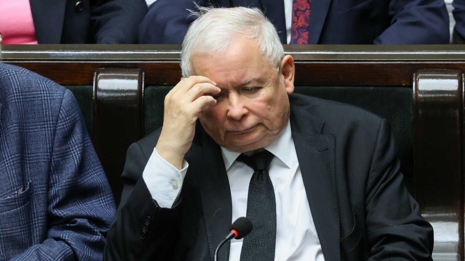 Jarosław Kaczyński sam niszczy swój mit?