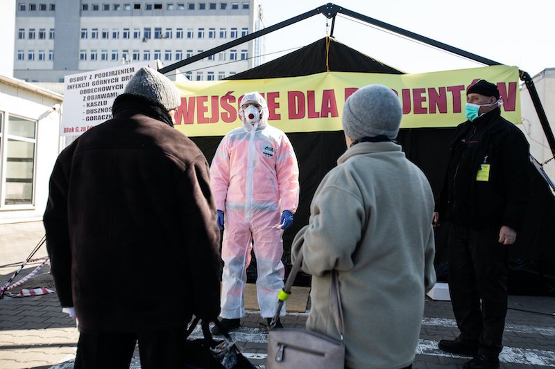W Polsce koronawirus daje śmiertelność na poziomie 2 proc. Tak twierdzi wiceminister nauki.