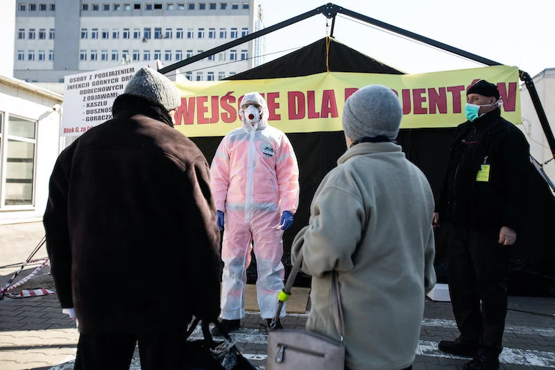W Polsce koronawirus daje śmiertelność na poziomie 2 proc. Tak twierdzi wiceminister nauki.