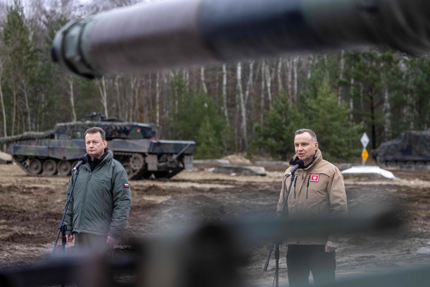 Minister obrony narodowej Mariusz Błaszczak i prezydent Polski Andrzej Duda na tle niemieckich czołgów Leopard 2 A4.