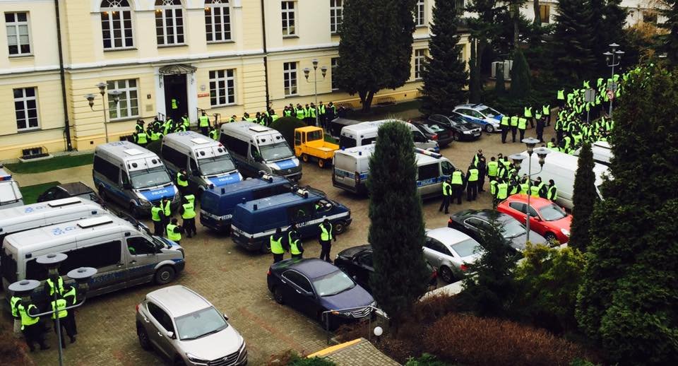 Radiowozy policyjne z całego kraju zjeżdżają od wczoraj pod Sejm RP.