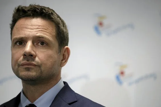 Prezydent Warszawy Rafał Trzaskowski dosadnie skomentował decyzję rządu o przedłużeniu nauki zdalnej ze względu na pandemię koronawirusa.