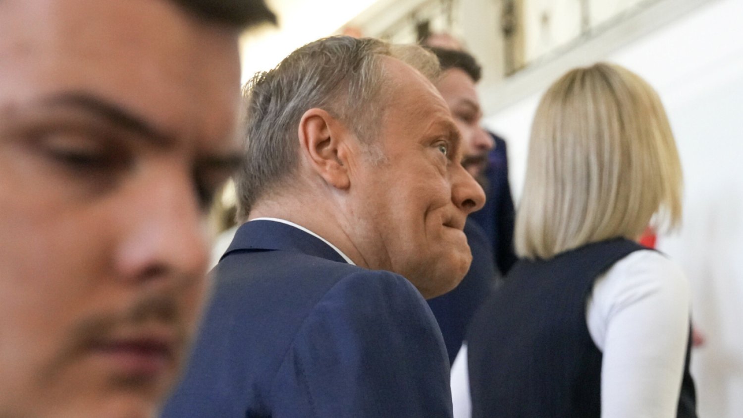 Takiej różnicy między KO a PiS dawno nie było. To poważne ostrzeżenie dla Tuska Nowy sondaż ujawnia, że PiS depcze po piętach KO. Tak blisko dawno nie było.