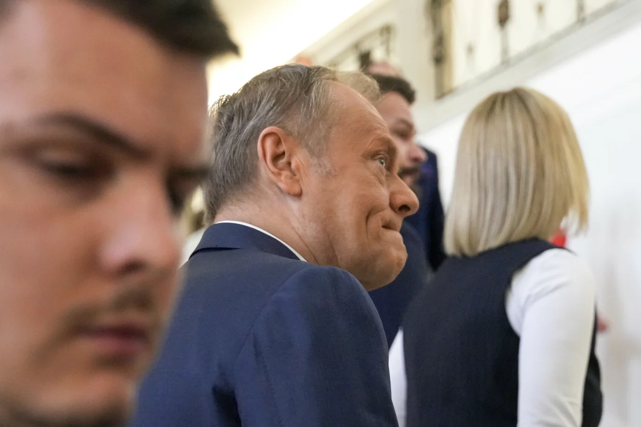 Takiej różnicy między KO a PiS dawno nie było. To poważne ostrzeżenie dla Tuska Nowy sondaż ujawnia, że PiS depcze po piętach KO. Tak blisko dawno nie było.