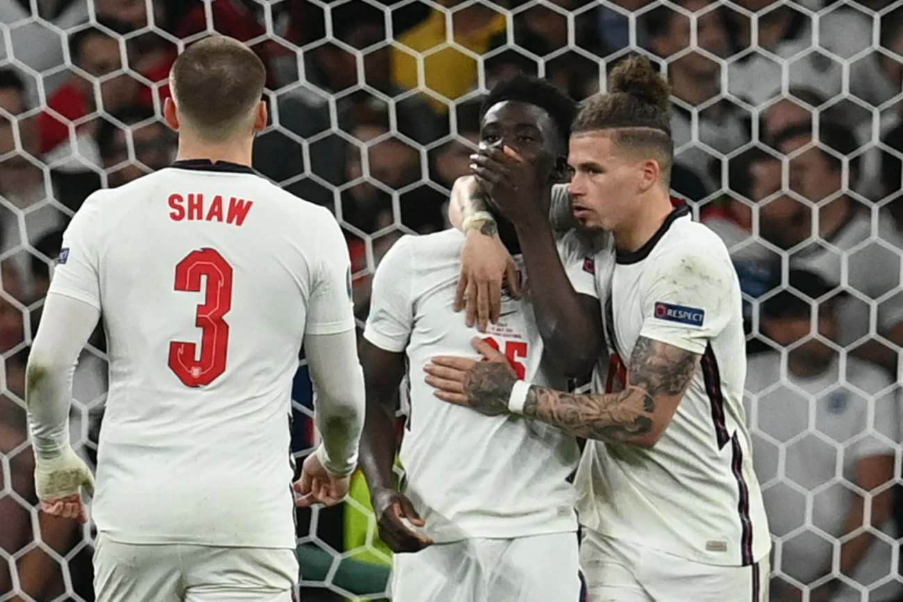 Bukayo Saka chwilę po tym, gdy zmarnował decydujący rzut karny w finale Euro 2020
