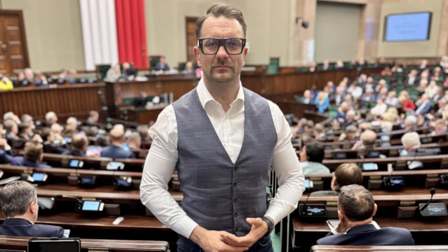 Poseł Łukasz Mejza na tle Sejmu. Polityk PiS negocjuje walkę we freak fightach