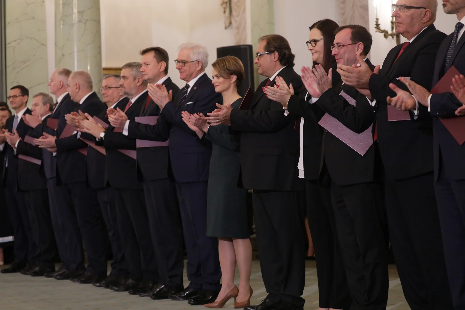 15 ministrów zostaje idzie na kwarantannę