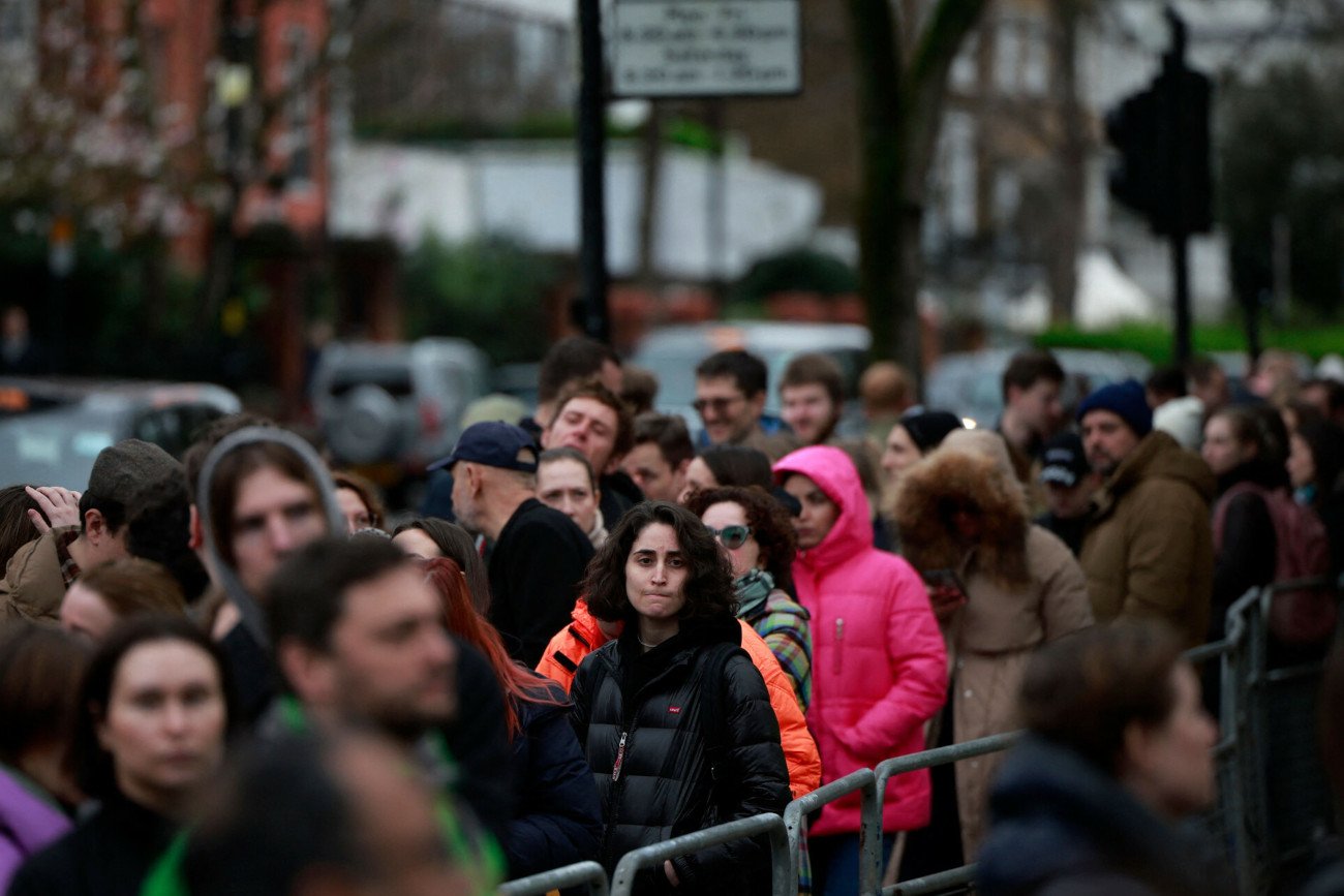 "W południe przeciw Putinowi". W Rosji i poza jej granicami ustawiły się olbrzymie kolejki do lokali wyborczych. Na zdjęciu: w Londynie.