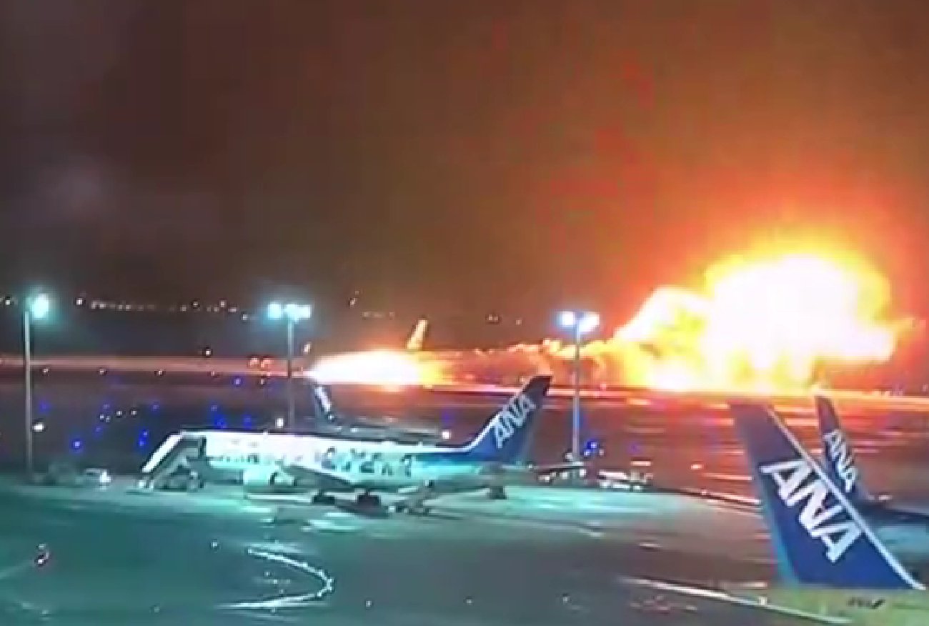 Japonia. Samolot stanął w płomieniach. Pokazano nagrania.