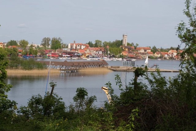 Port w Mikołajkach to miast starych ludzi, które na czas wakacji zamienia się w żeglarską stolicę Polski.